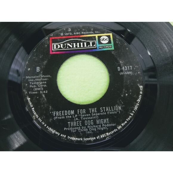 Three Dog Night - Black & White / Freedom For The Stallion 45rpm Vinyl Record 7" - Picture 4 of 7